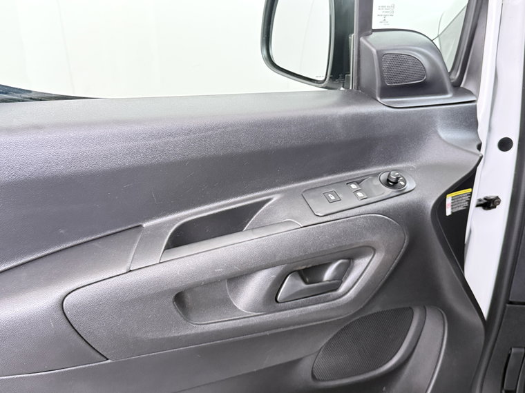 Vehicle Image 32
