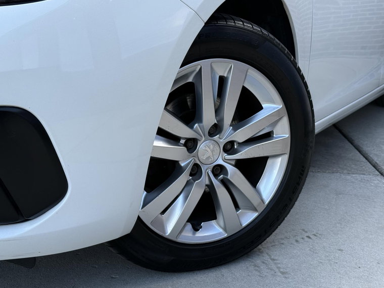 Vehicle Image 25