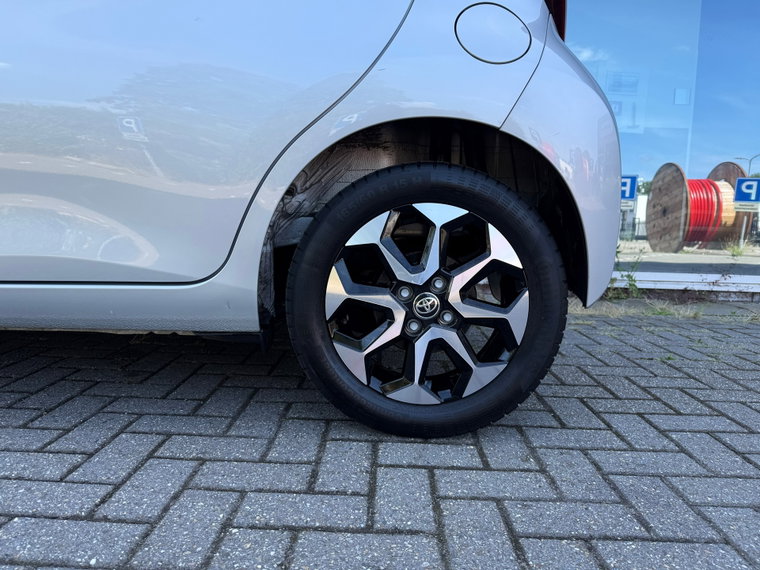 Vehicle Image 12