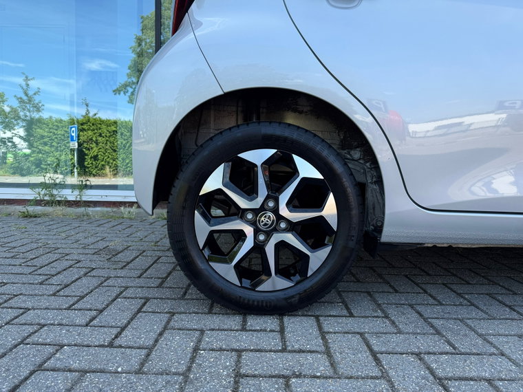 Vehicle Image 24