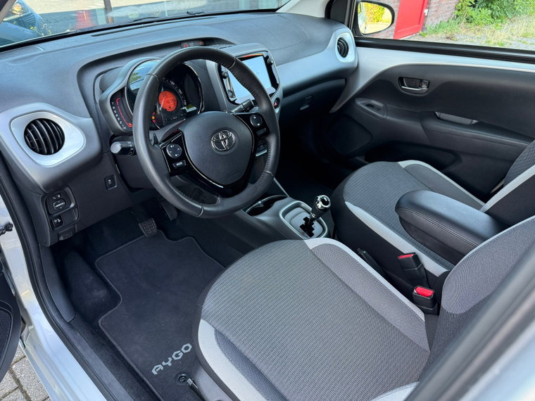 Vehicle Image 9