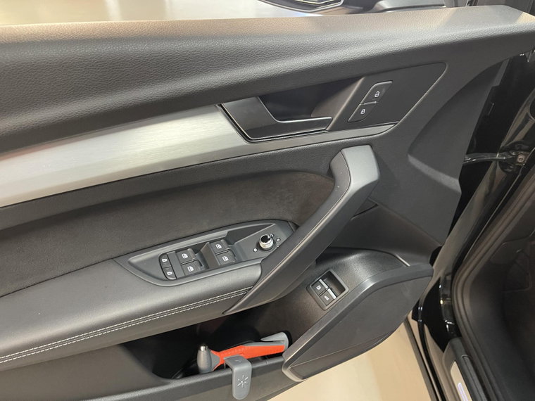 Vehicle Image 25