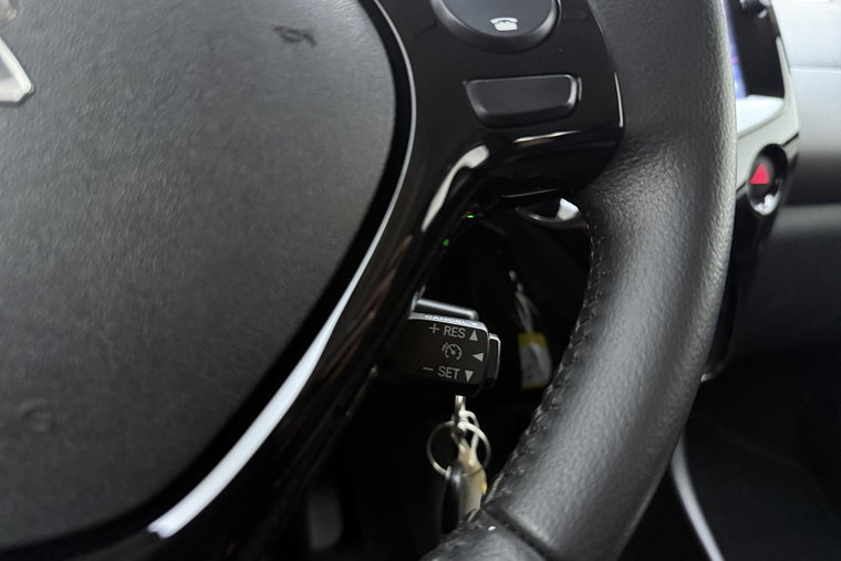 Vehicle Image 25
