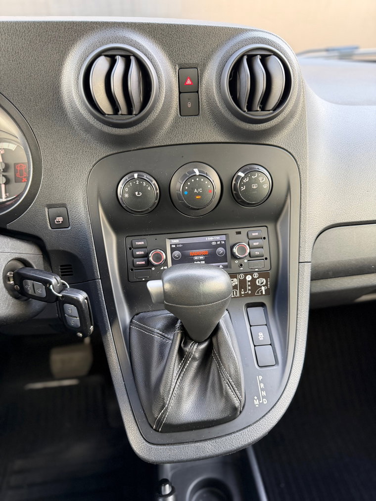 Vehicle Image 32