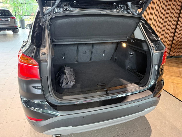 Vehicle Image 32
