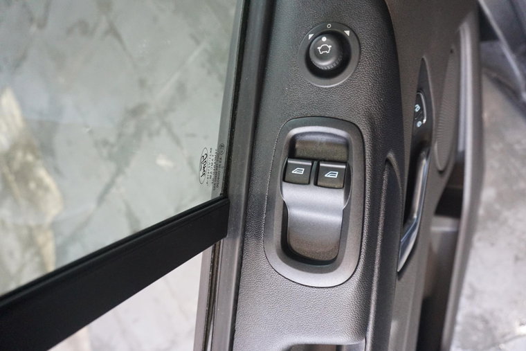 Vehicle Image 25