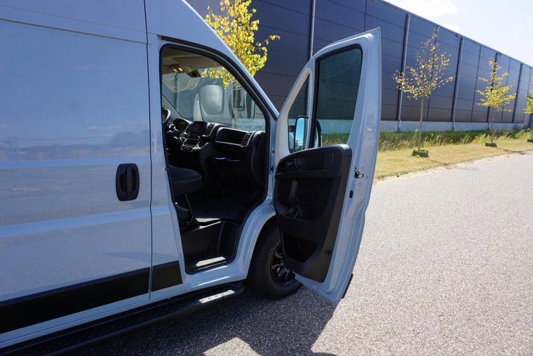Vehicle Image 32