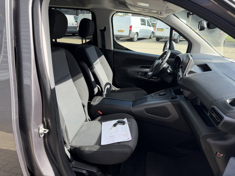 Vehicle Image 42