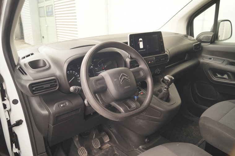 Vehicle Image 8