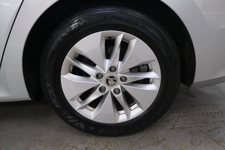 Vehicle Image 25