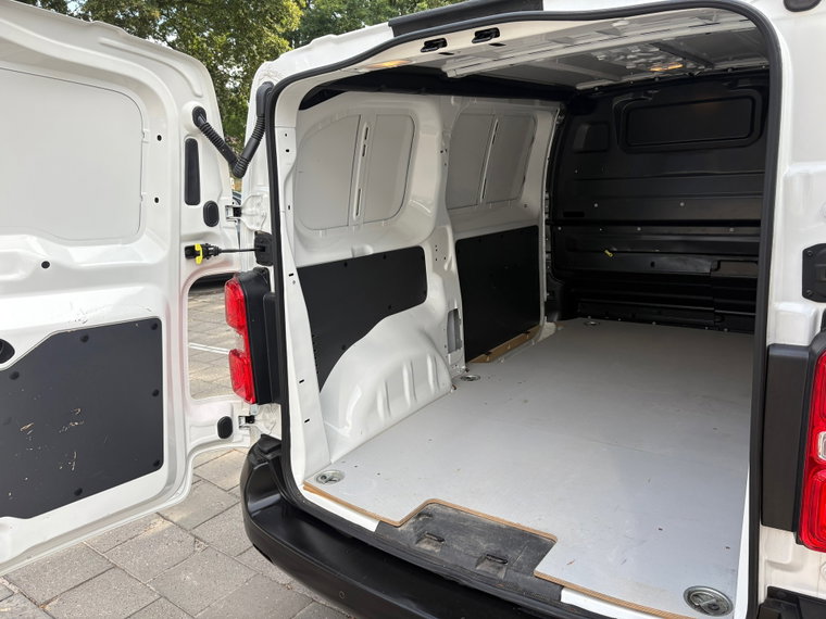 Vehicle Image 25