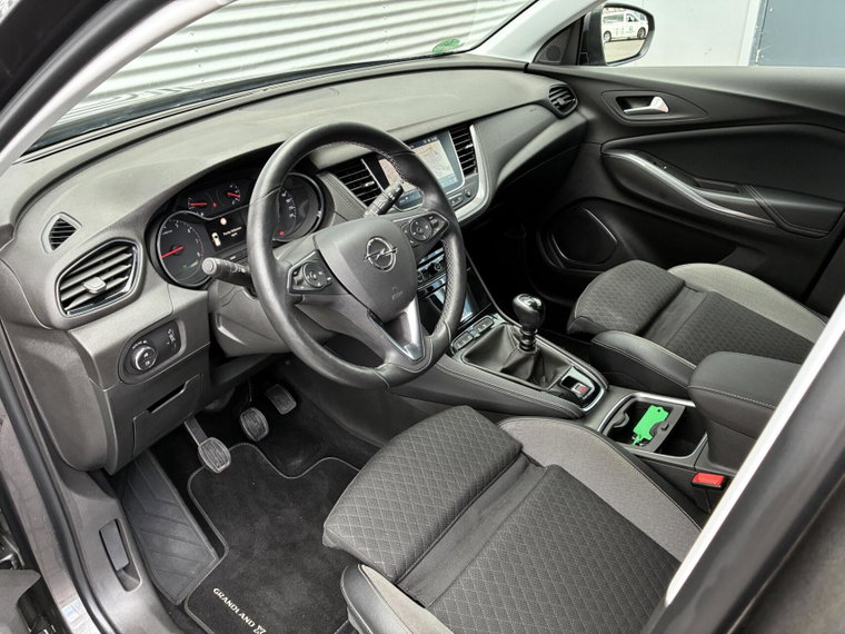 Vehicle Image 25