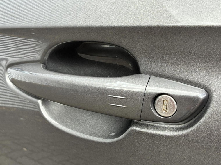 Vehicle Image 32