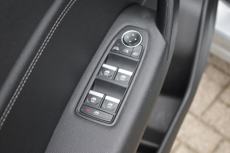 Vehicle Image 25