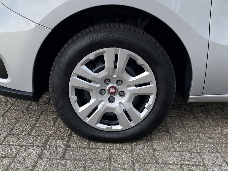 Vehicle Image 24