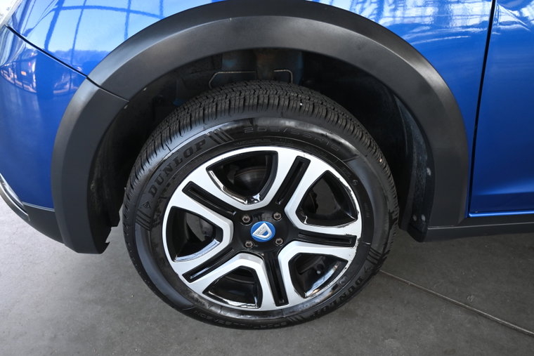 Vehicle Image 12