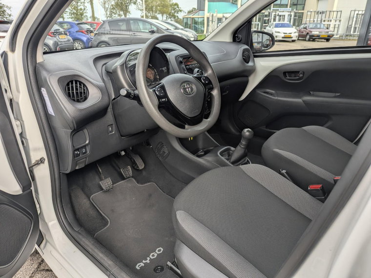 Vehicle Image 16
