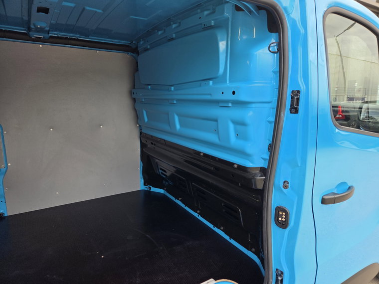 Vehicle Image 32