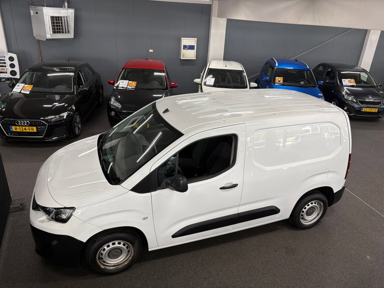 Vehicle Image 32
