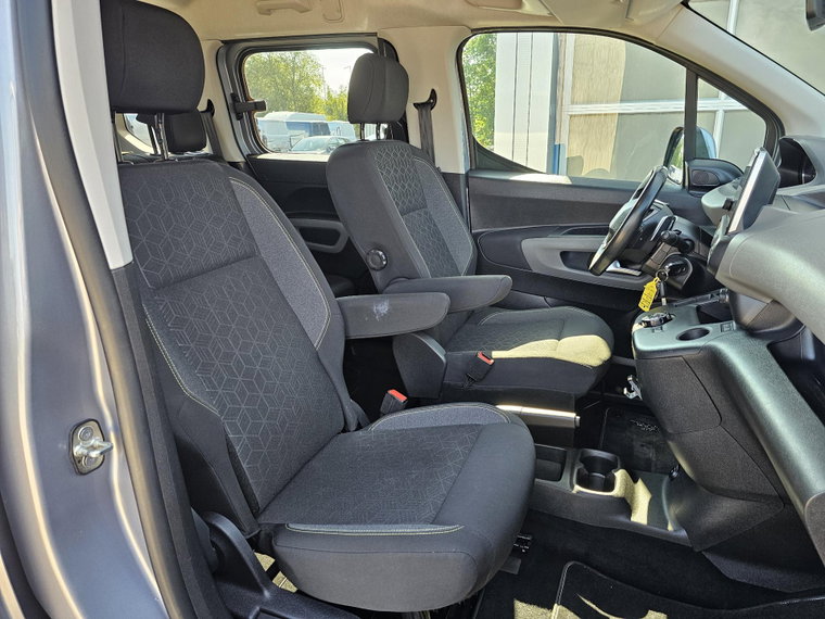 Vehicle Image 9