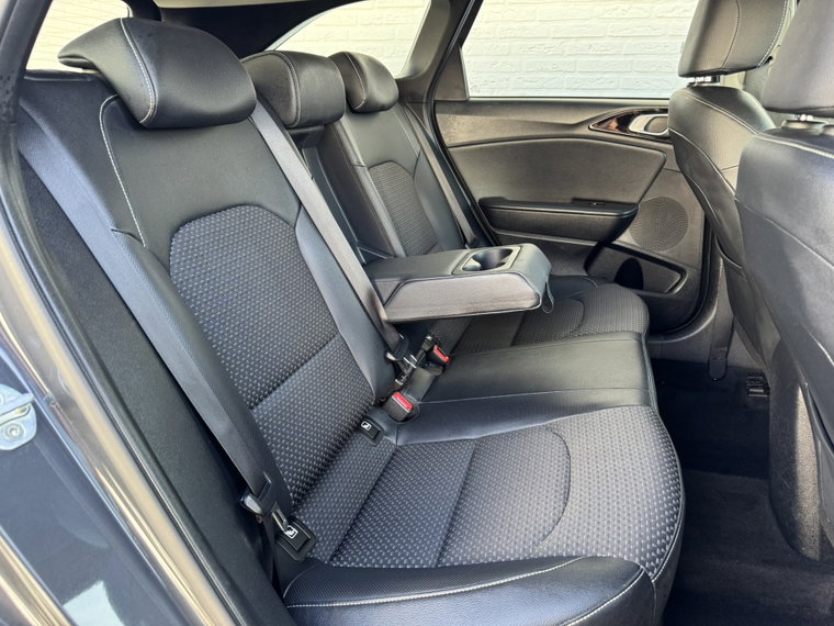 Vehicle Image 25