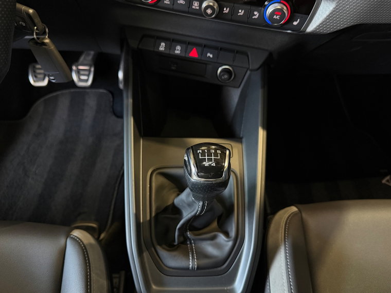 Vehicle Image 32