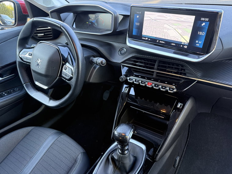 Vehicle Image 25