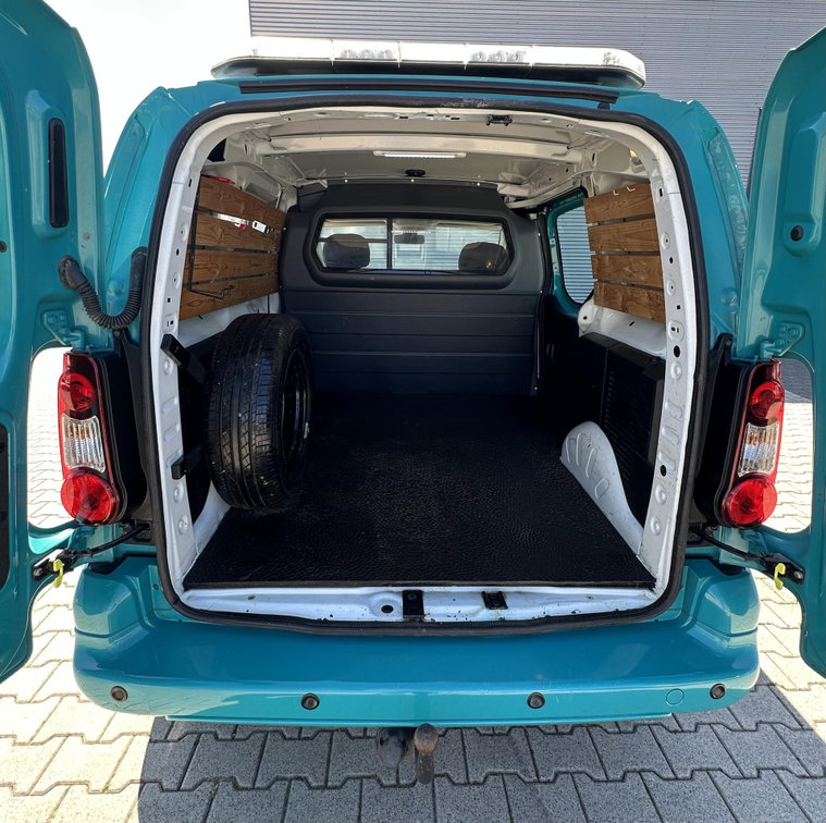 Vehicle Image 9