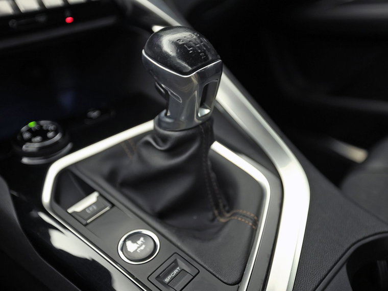Vehicle Image 25