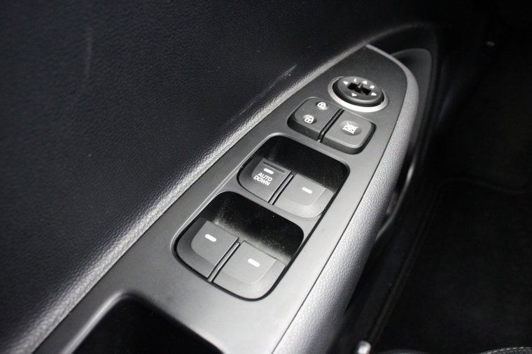 Vehicle Image 25