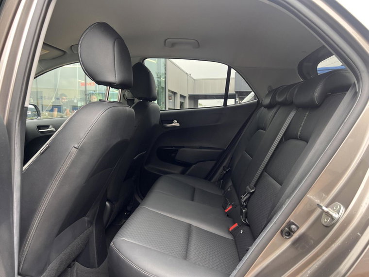 Vehicle Image 32