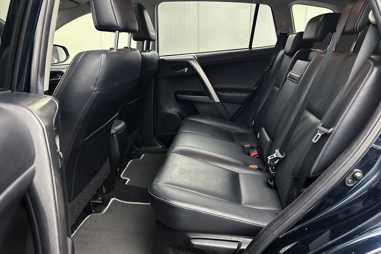 Vehicle Image 25