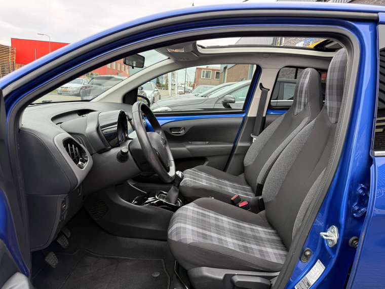 Vehicle Image 16
