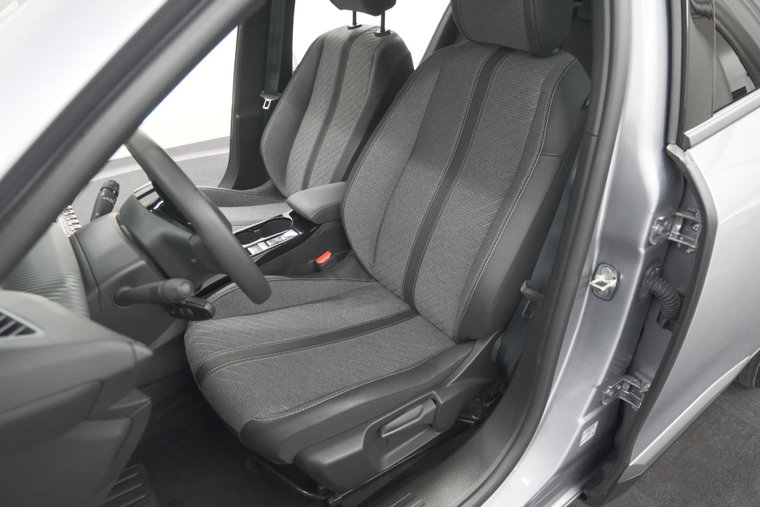 Vehicle Image 25