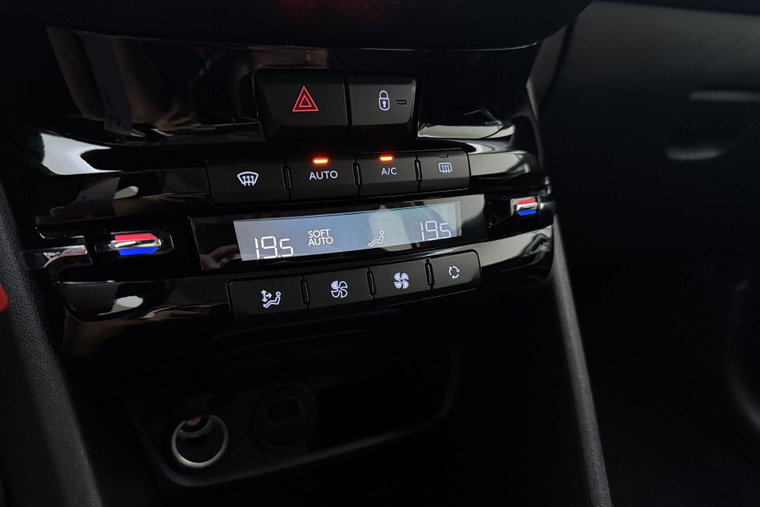 Vehicle Image 25