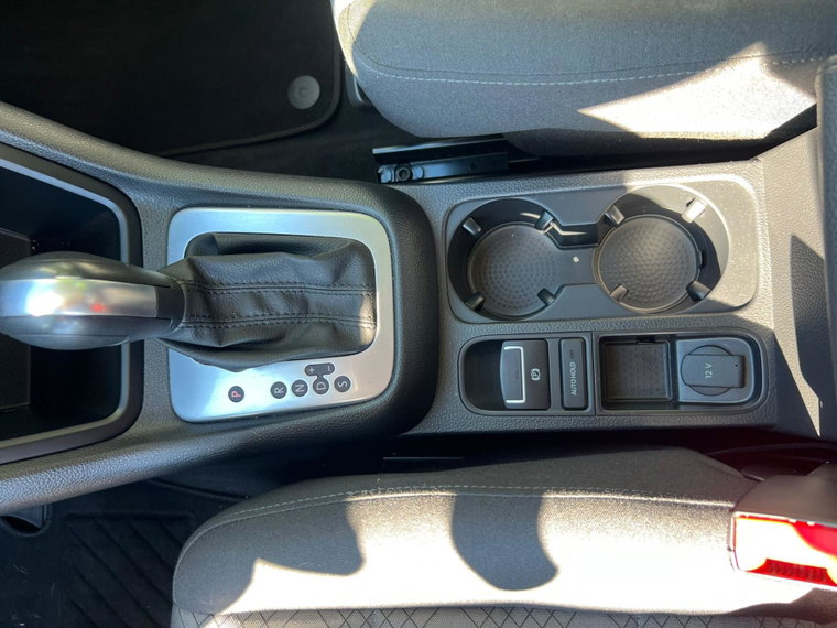 Vehicle Image 25