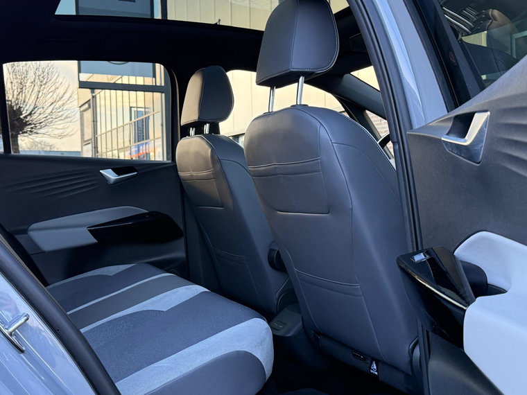 Vehicle Image 11