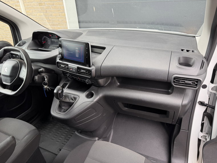 Vehicle Image 25
