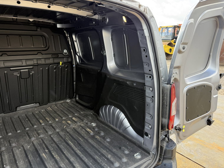 Vehicle Image 13