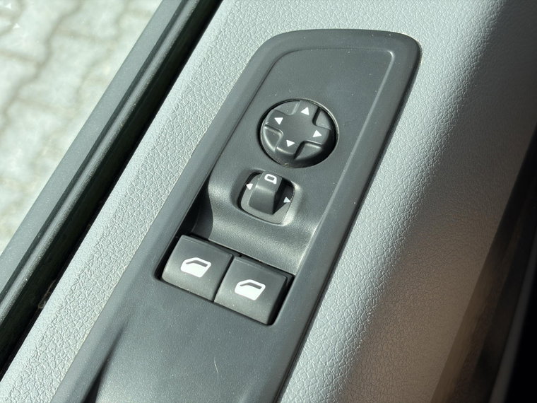 Vehicle Image 32