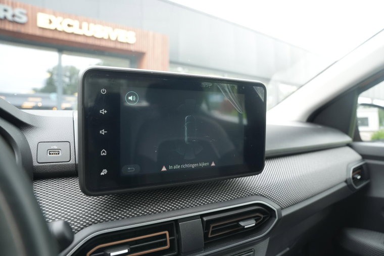 Vehicle Image 25