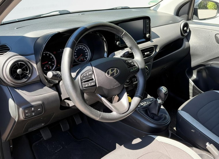 Vehicle Image 12