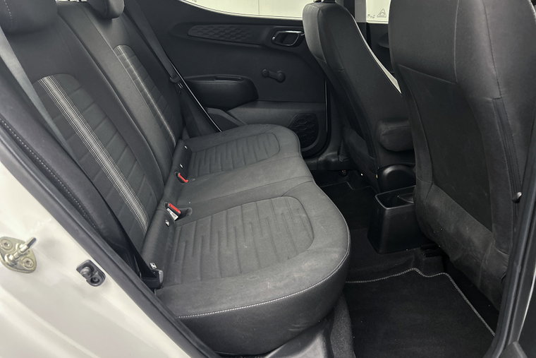 Vehicle Image 25