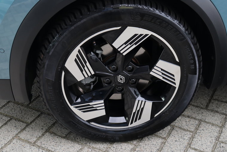 Vehicle Image 25