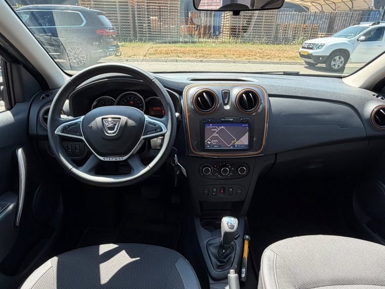 Vehicle Image 25