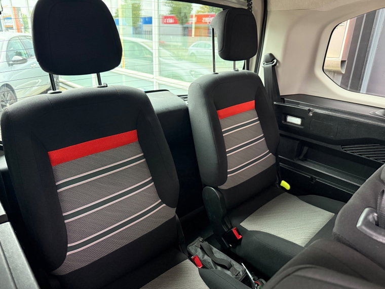 Vehicle Image 13