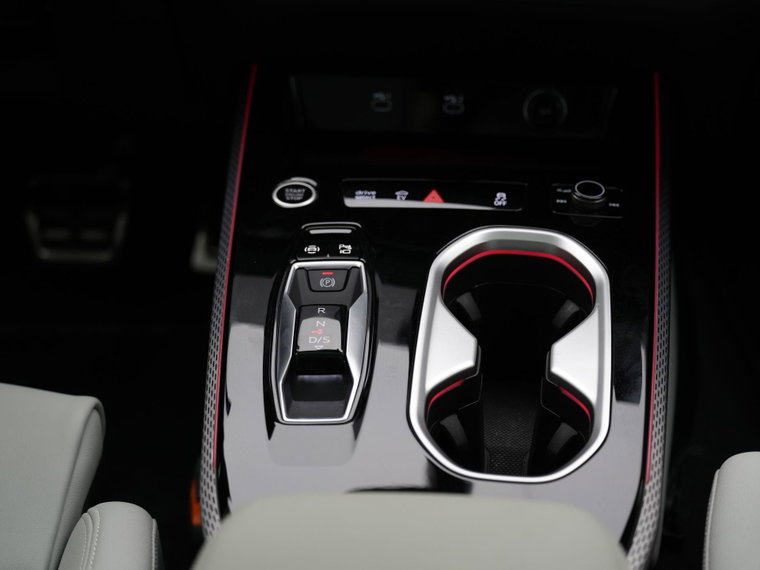 Vehicle Image 32