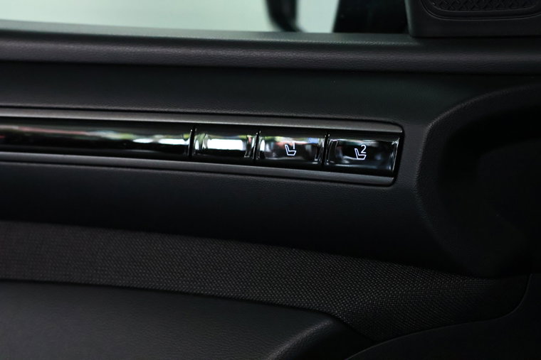 Vehicle Image 28