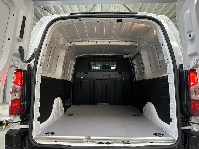 Vehicle Image 32