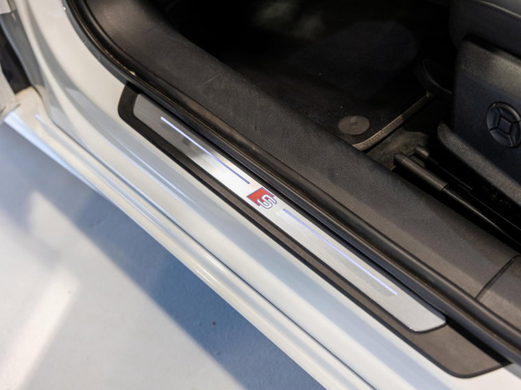 Vehicle Image 17
